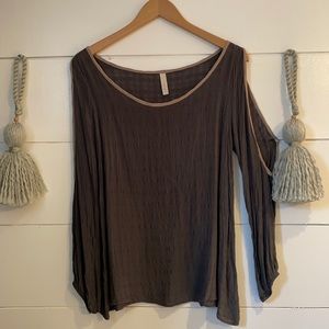 Olive green Primi blouse with slits in the sleeves.